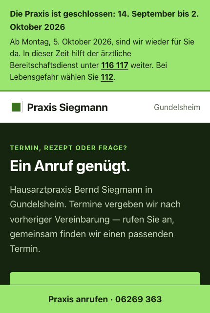 Dieselbe Seite auf einem Telefon: Urlaubshinweis, Name der Praxis, Überschrift und Rufnummer stehen dort untereinander, die Rufnummer liegt zusätzlich als Balken am unteren Rand.