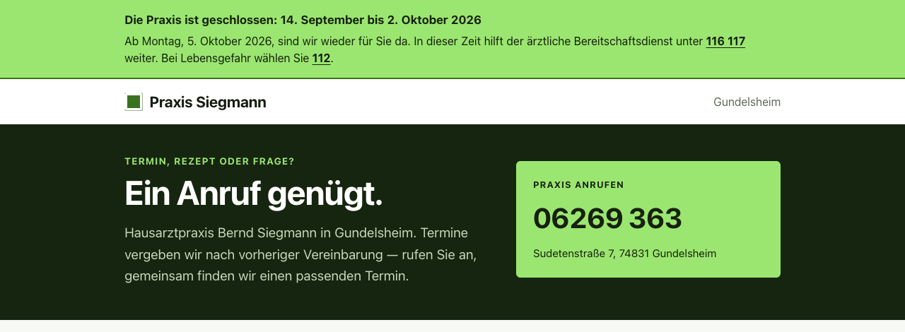 Die Startseite der Praxis Siegmann auf einem Rechner: oben ein grünes Band mit dem Urlaubshinweis, darunter der Name der Praxis, dann ein dunkelgrünes Band mit der Überschrift „Ein Anruf genügt“ und rechts daneben die Rufnummer in einem hellgrünen Kasten.