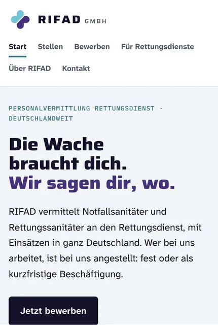 Dieselbe Seite auf einem Telefon: Zeichen und Name, darunter die Navigation in zwei Zeilen, dann die Überschrift, der erste Absatz und die Schaltfläche „Jetzt bewerben“.