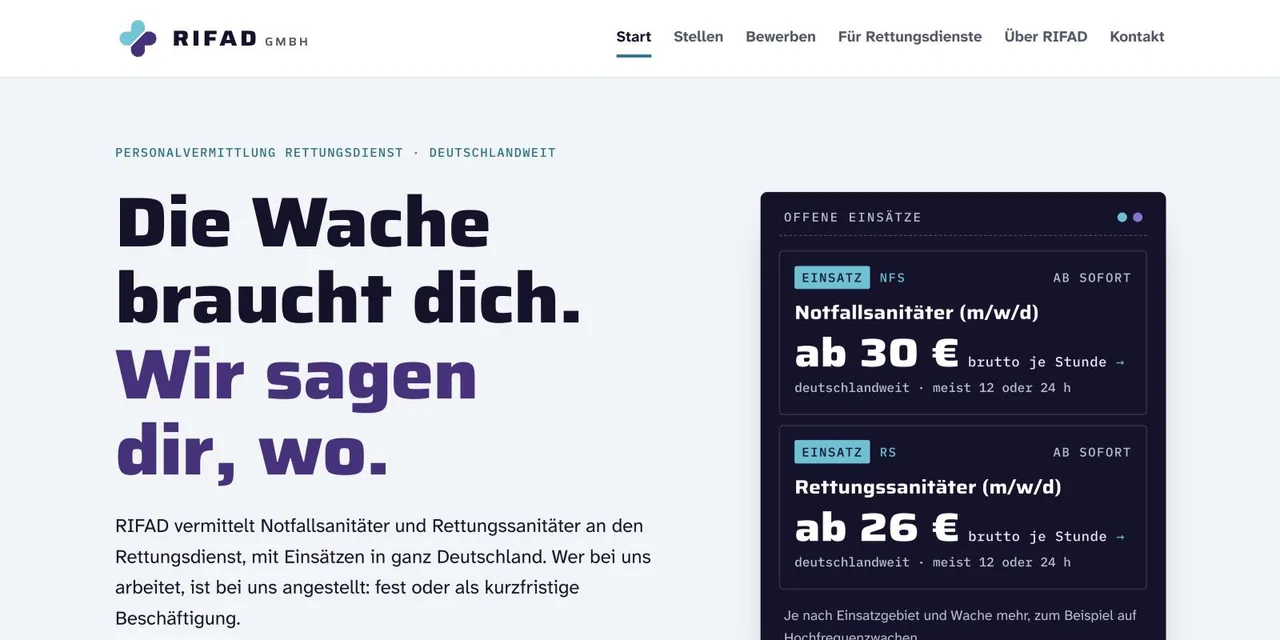 Die Startseite der RIFAD GmbH auf einem Rechner: links die Überschrift „Die Wache braucht dich. Wir sagen dir, wo.“, rechts ein dunkler Kasten mit den beiden offenen Stellen, Notfallsanitäter ab 30 Euro und Rettungssanitäter ab 26 Euro brutto je Stunde.